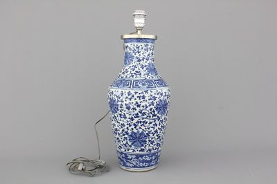 Vase en porcelaine de Chine, bleu et blanc, à décor de guirlandes de lotus, monté comme lampe, 19e