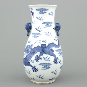 Vase en porcelaine de Chine, bleu et blanc, avec dragons et anses en forme d'éléphant, Guangxu, 19e — photo 2