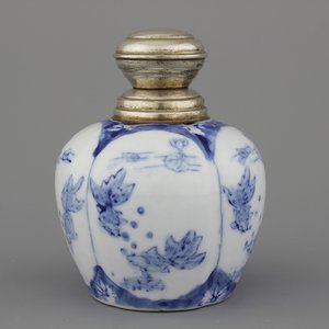 Vase en porcelaine de Chine, bleu et blanc, avec monture en argent, 20e — photo 1