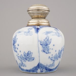 Vase en porcelaine de Chine, bleu et blanc, avec monture en argent, 20e — photo 2