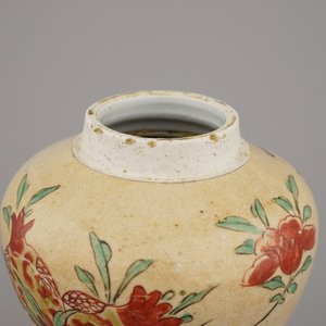 Vase en porcelaine de Chine, café au lait à décor wucai sansuo, Kangxi, env. 1690 — photo 9