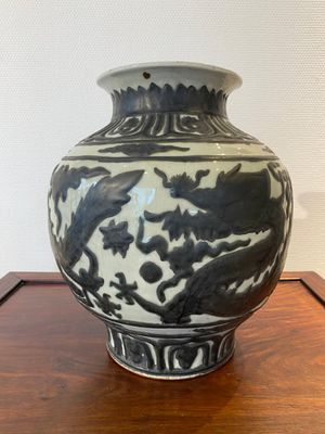 Vase en porcelaine de Chine de style Nankin à décor de dragons en relief, 18/19ème — photo 1