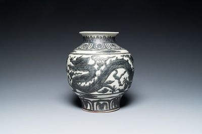 Vase en porcelaine de Chine de style Nankin à décor de dragons en relief, 18/19ème