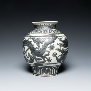 Vase en porcelaine de Chine de style Nankin à décor de dragons en relief, 18/19ème — photo 4