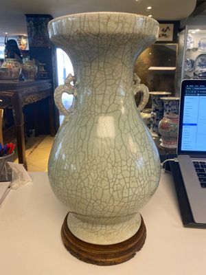 Vase en porcelaine de Chine de type 'ge' sur socle en bois, 19/20ème — photo 1