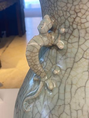 Vase en porcelaine de Chine de type 'ge' sur socle en bois, 19/20ème — photo 3