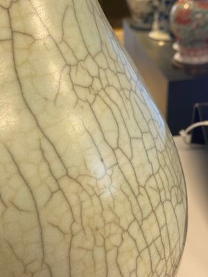 Vase en porcelaine de Chine de type 'ge' sur socle en bois, 19/20ème — photo 4
