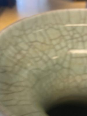 Vase en porcelaine de Chine de type 'ge' sur socle en bois, 19/20ème — photo 5