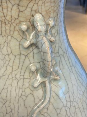 Vase en porcelaine de Chine de type 'ge' sur socle en bois, 19/20ème — photo 8