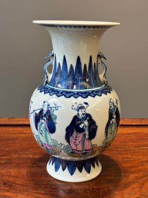 Vase en porcelaine de Chine doucai à décor de huit immortels, marque de Qianlong, République — photo 1