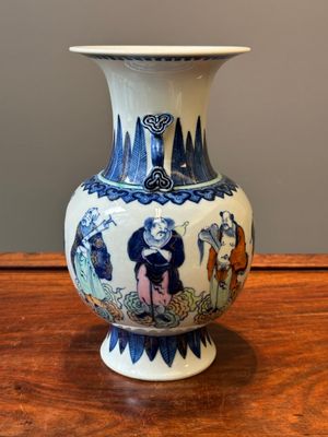 Vase en porcelaine de Chine doucai à décor de huit immortels, marque de Qianlong, République — photo 2