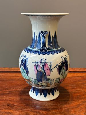Vase en porcelaine de Chine doucai à décor de huit immortels, marque de Qianlong, République — photo 4
