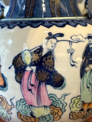 Vase en porcelaine de Chine doucai à décor de huit immortels, marque de Qianlong, République — photo 7