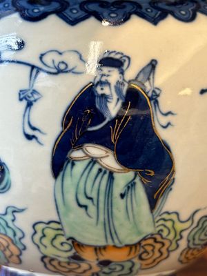 Vase en porcelaine de Chine doucai à décor de huit immortels, marque de Qianlong, République — photo 8