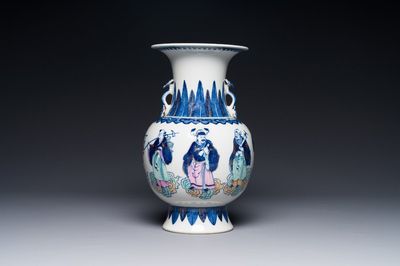 Vase en porcelaine de Chine doucai à décor de huit immortels, marque de Qianlong, République