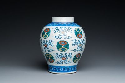 Vase en porcelaine de Chine doucai, marque et époque de Daoguang