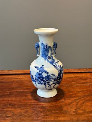 Vase en porcelaine de Chine en bleu, blanc et rouge cuivre à décor de guerriers à cheval, marque de Qianlong, 19ème — photo 1