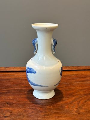 Vase en porcelaine de Chine en bleu, blanc et rouge cuivre à décor de guerriers à cheval, marque de Qianlong, 19ème — photo 3