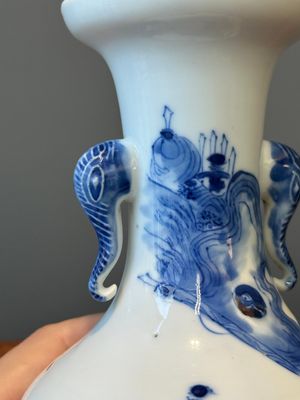 Vase en porcelaine de Chine en bleu, blanc et rouge cuivre à décor de guerriers à cheval, marque de Qianlong, 19ème — photo 5