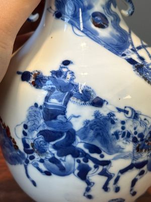 Vase en porcelaine de Chine en bleu, blanc et rouge cuivre à décor de guerriers à cheval, marque de Qianlong, 19ème — photo 6
