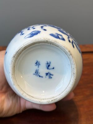 Vase en porcelaine de Chine en bleu, blanc et rouge cuivre à décor de guerriers à cheval, marque de Qianlong, 19ème — photo 9