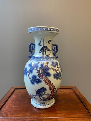 Vase en porcelaine de Chine en bleu, blanc et rouge de cuivre à décor de deux daims auprès d'un pin, Qianlong — photo 1