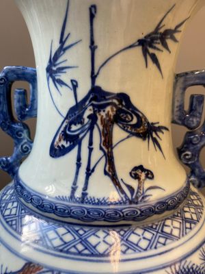 Vase en porcelaine de Chine en bleu, blanc et rouge de cuivre à décor de deux daims auprès d'un pin, Qianlong — photo 6