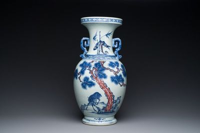Vase en porcelaine de Chine en bleu, blanc et rouge de cuivre à décor de deux daims auprès d'un pin, Qianlong