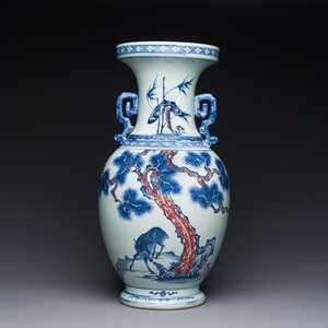 Vase en porcelaine de Chine en bleu, blanc et rouge de cuivre à décor de deux daims auprès d'un pin, Qianlong — photo 1
