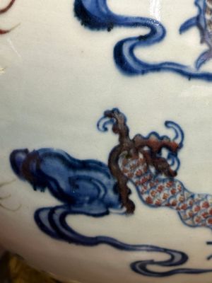 Vase en porcelaine de Chine en bleu, blanc et rouge de cuivre à décor de dragon aux montures en bronze doré, 18ème — photo 11