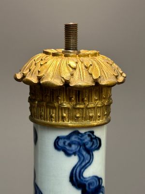 Vase en porcelaine de Chine en bleu, blanc et rouge de cuivre à décor de dragon aux montures en bronze doré, 18ème — photo 6