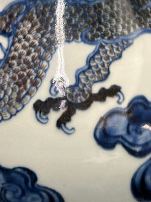 Vase en porcelaine de Chine en bleu, blanc et rouge de cuivre à décor de dragon aux montures en bronze doré, 18ème — photo 8
