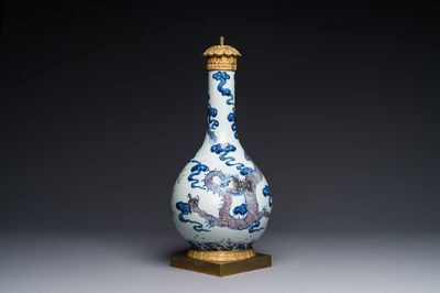 Vase en porcelaine de Chine en bleu, blanc et rouge de cuivre à décor de dragon aux montures en bronze doré, 18ème