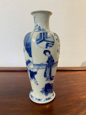 Vase en porcelaine de Chine en bleu et blanc à décor de deux femmes et un garçon, Kangxi — photo 1