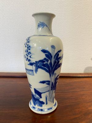 Vase en porcelaine de Chine en bleu et blanc à décor de deux femmes et un garçon, Kangxi — photo 2