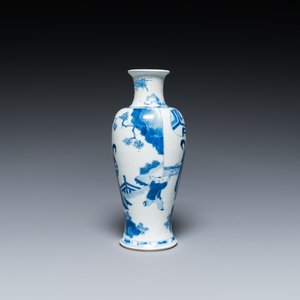 Vase en porcelaine de Chine en bleu et blanc à décor de deux femmes et un garçon, Kangxi — photo 1