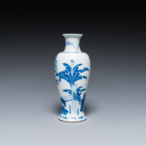Vase en porcelaine de Chine en bleu et blanc à décor de deux femmes et un garçon, Kangxi — photo 3