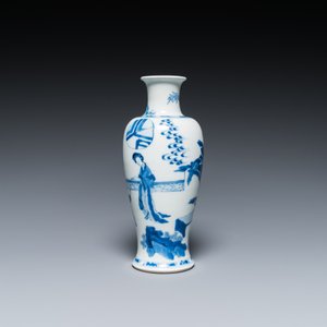 Vase en porcelaine de Chine en bleu et blanc à décor de deux femmes et un garçon, Kangxi — photo 4