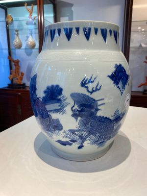 Vase en porcelaine de Chine en bleu et blanc à décor de qilins, époque Transition — photo 17