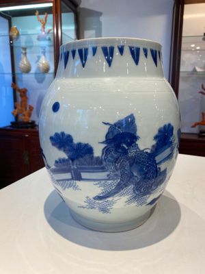 Vase en porcelaine de Chine en bleu et blanc à décor de qilins, époque Transition — photo 18