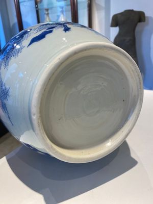 Vase en porcelaine de Chine en bleu et blanc à décor de qilins, époque Transition — photo 3