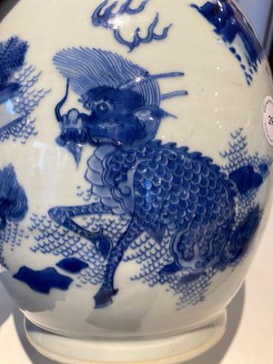 Vase en porcelaine de Chine en bleu et blanc à décor de qilins, époque Transition — photo 6