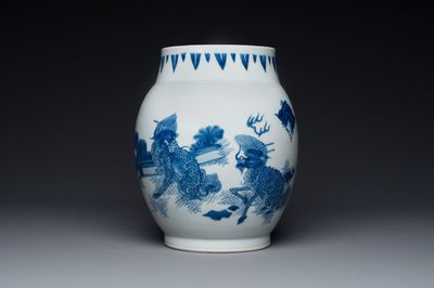 Vase en porcelaine de Chine en bleu et blanc à décor de qilins, époque Transition
