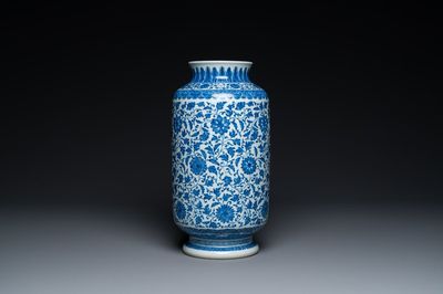 Vase en porcelaine de Chine en bleu et blanc à décor de rinceaux de lotus de style Ming, marque de Qianlong mais probablement postérieur