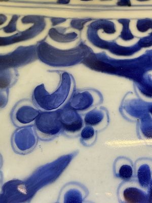 Vase en porcelaine de Chine en bleu et blanc à décor de rinceaux de lotus, Kangxi — photo 13