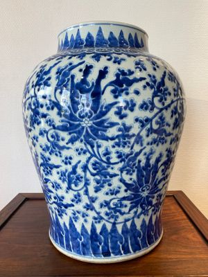 Vase en porcelaine de Chine en bleu et blanc à décor de rinceaux de lotus, Kangxi — photo 2