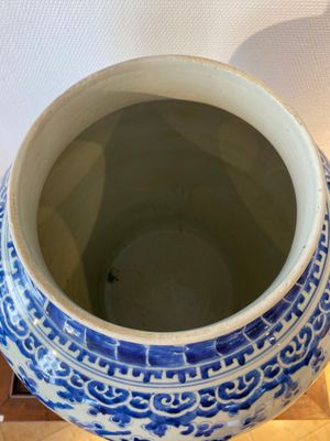 Vase en porcelaine de Chine en bleu et blanc à décor de rinceaux de lotus, Kangxi — photo 3