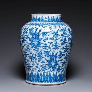 Vase en porcelaine de Chine en bleu et blanc à décor de rinceaux de lotus, Kangxi — photo 1