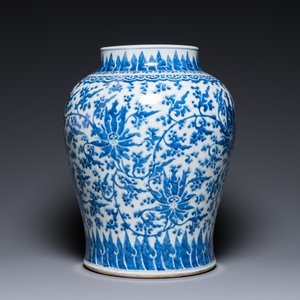 Vase en porcelaine de Chine en bleu et blanc à décor de rinceaux de lotus, Kangxi — photo 2