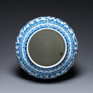 Vase en porcelaine de Chine en bleu et blanc à décor de rinceaux de lotus, Kangxi — photo 6